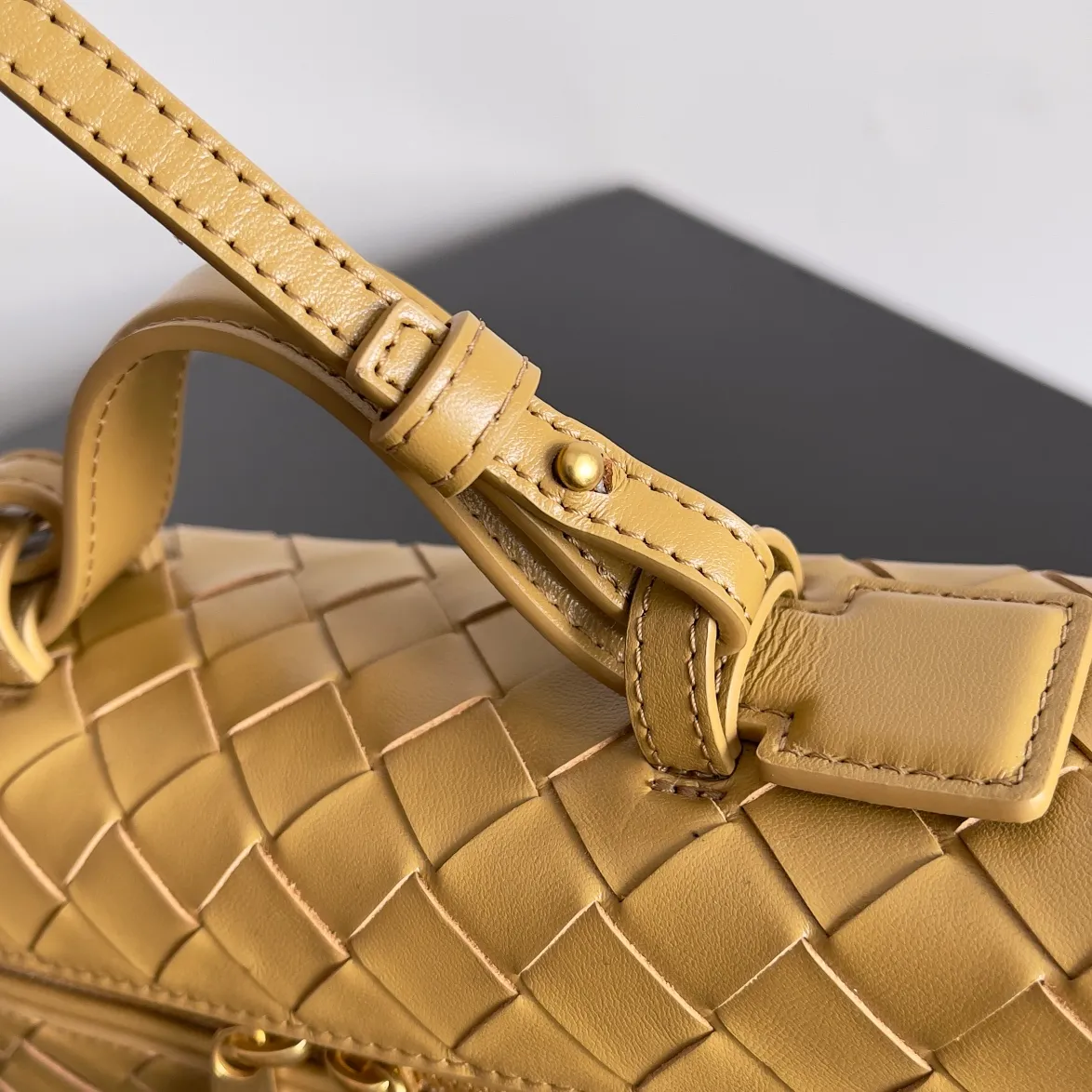Batch 1360 Bottega Veneta 24 spring and summer woven zipper crossbody bag. A crossbody bag that can be used as a cosmetic bag. The exquisite weaving and compact body are an indispensable accessory for the upcoming summer. The double zipper also better protects the bag. It has a large capacity. If you like it, don’t miss it. Style number: 789109 Size: 22*12.5*5cm